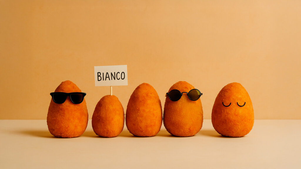Cinco arancini con carteles y gafas sobre fondo beige mostrando distintas variedades