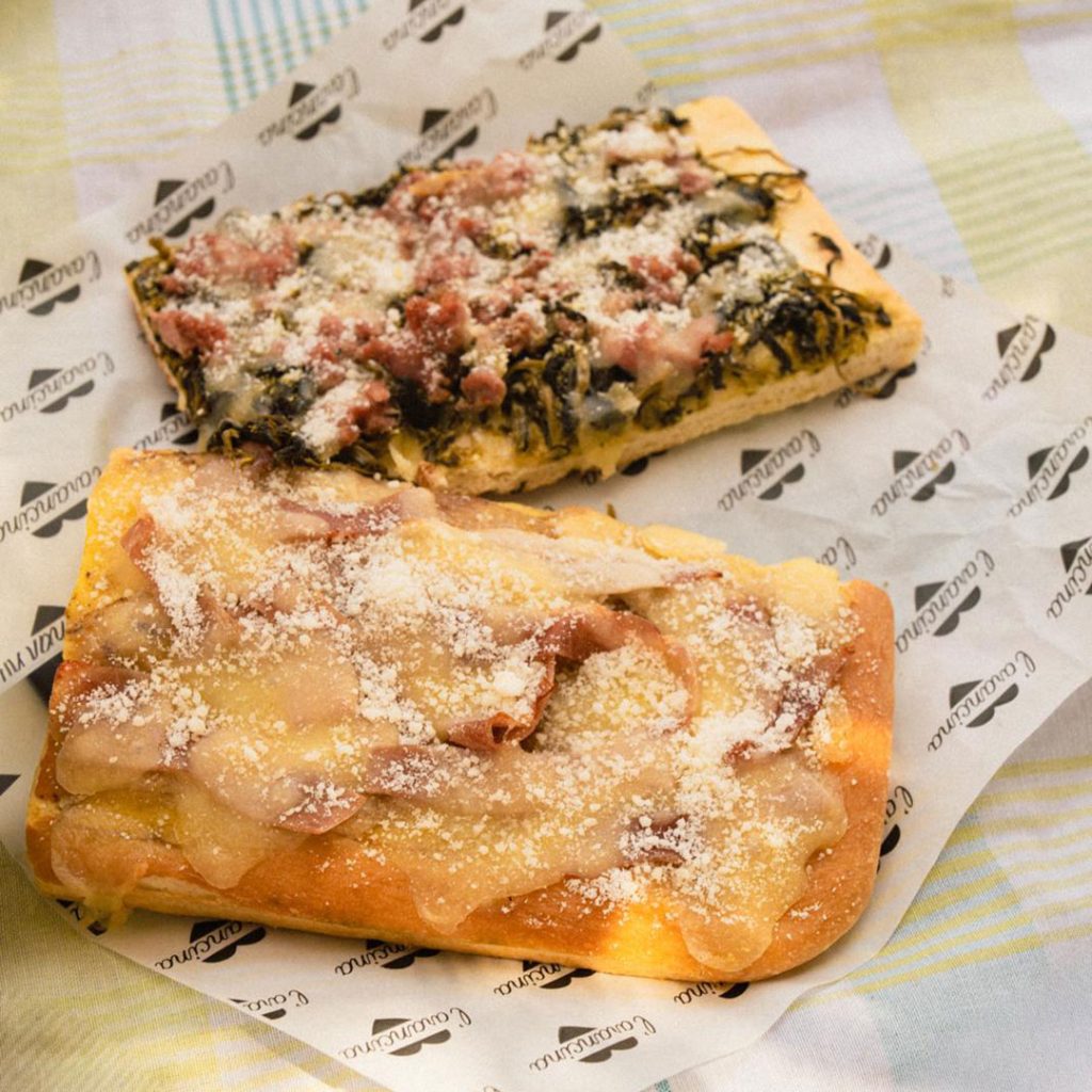 Dos porciones de pizza al corte de L’Arancina
