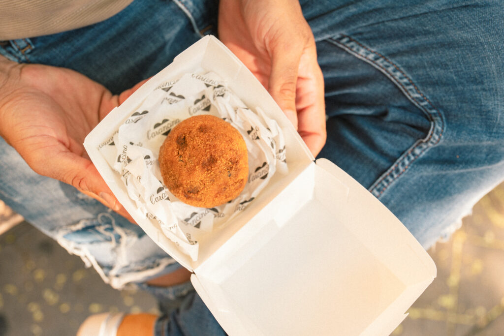 Arancino de L’Arancina en su caja para llevar